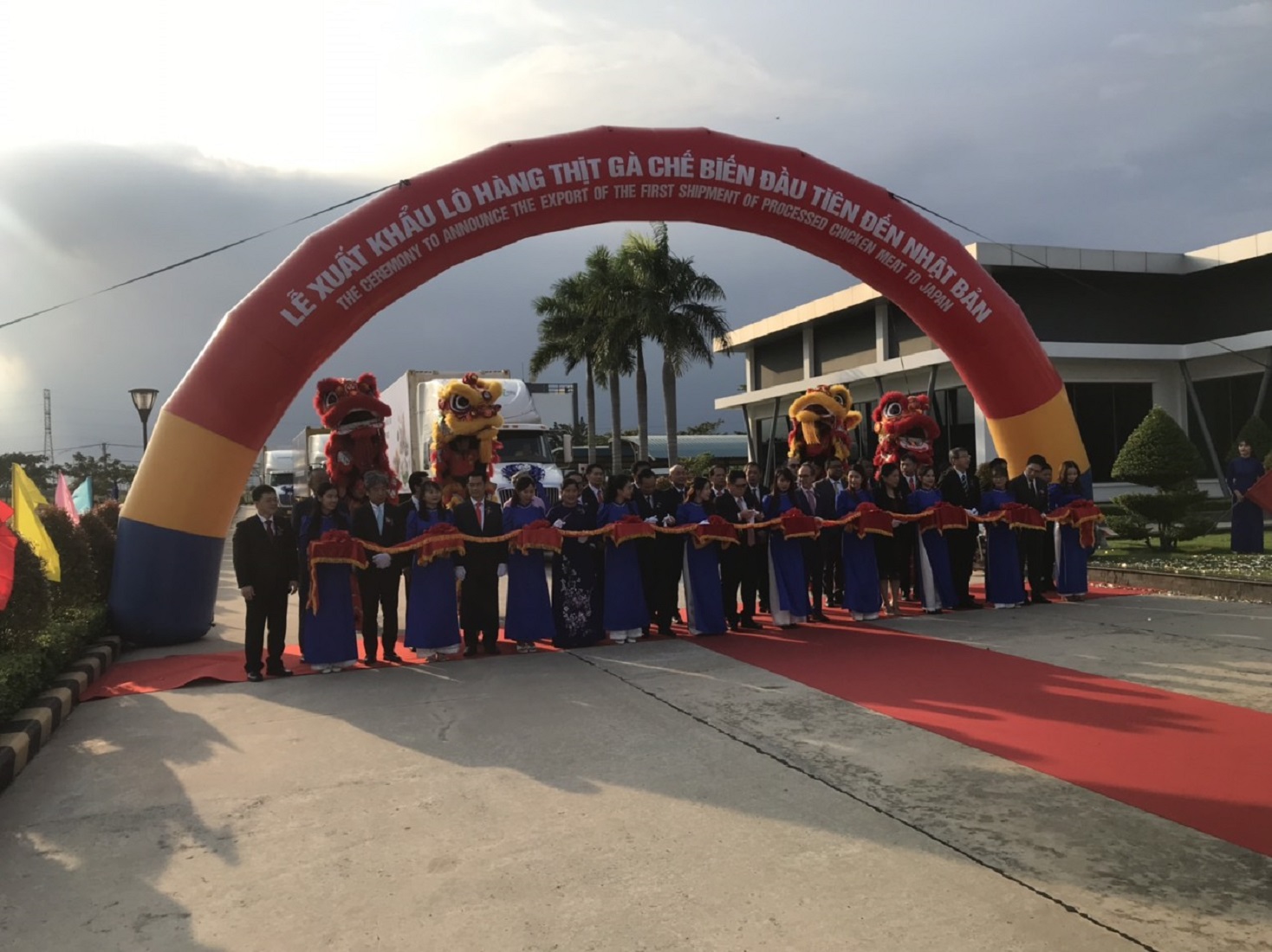 Cắt băng lễ xuất khẩu lô hàng thịt gà chế biến đầu tiên sang Nhật Bản.