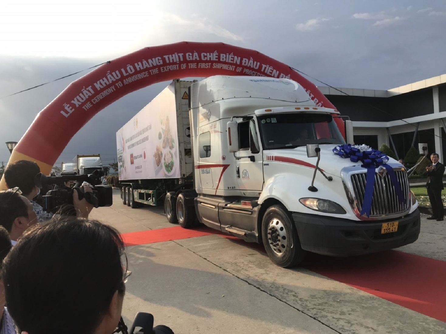 Những xe  chở lô hàng thịt gà chế ra cảng để xuất khẩu sang Nhật Bản