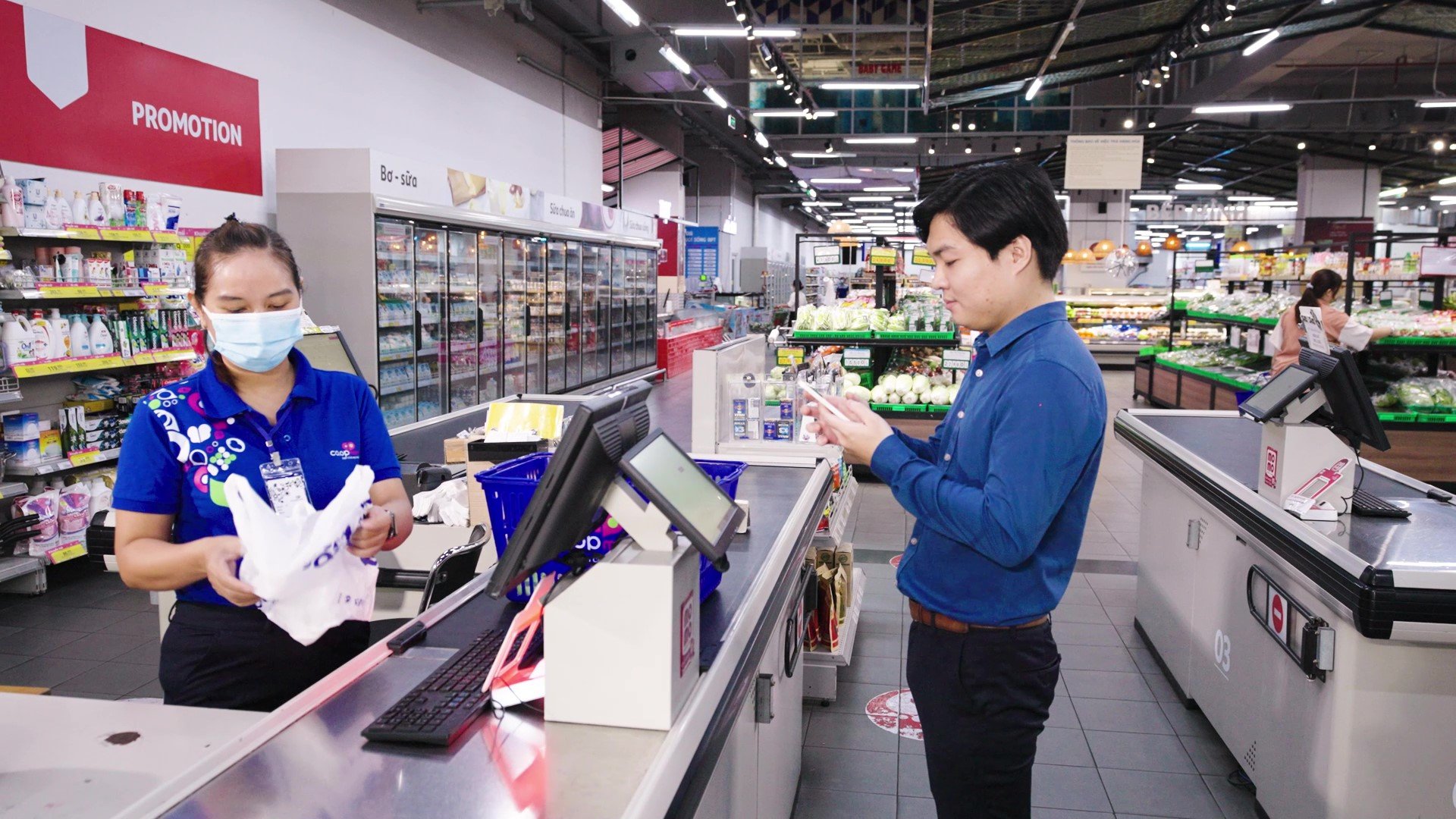 Người nhận E-Voucher có thể đổi quà hay sản phẩm trực tiếp tại cửa hàng hoặc mua sắm trực tuyến đầy tiện lợi.