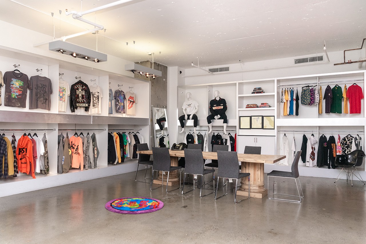 Merch trở th&agrave;nh thị trường kinh doanh trị gi&aacute; tỷ USD.