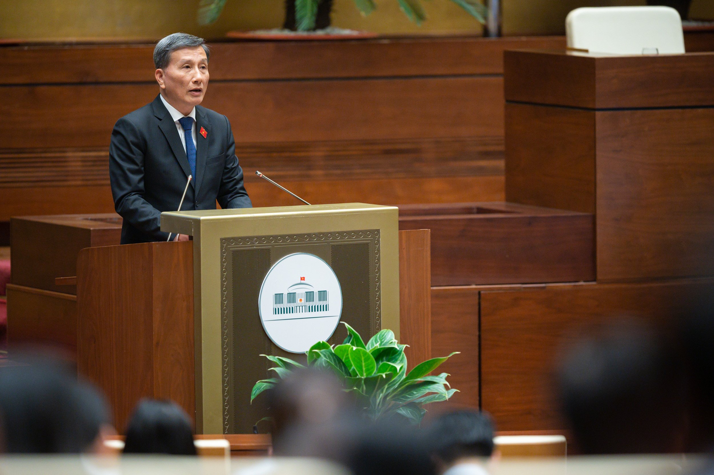 Chủ nhiệm Ủy ban Khoa học, C&ocirc;ng nghệ v&agrave; M&ocirc;i trường của Quốc hội L&ecirc; Quang Huy b&aacute;o c&aacute;o thẩm tra dự &aacute;n Luật. Ảnh - Quochoi.vn.&nbsp;