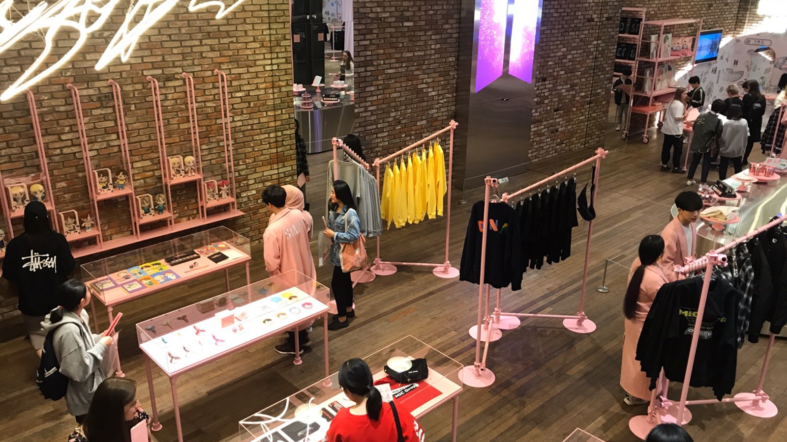 Bên trong một cửa hàng pop up của BTS tại Seoul. Ảnh: CNN