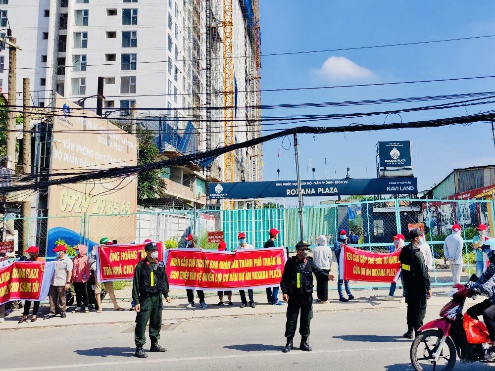 Người mua căng băng rôn đòi quyền lợi về việc mua bán căn hộ tại dự án Roxana Plaza.