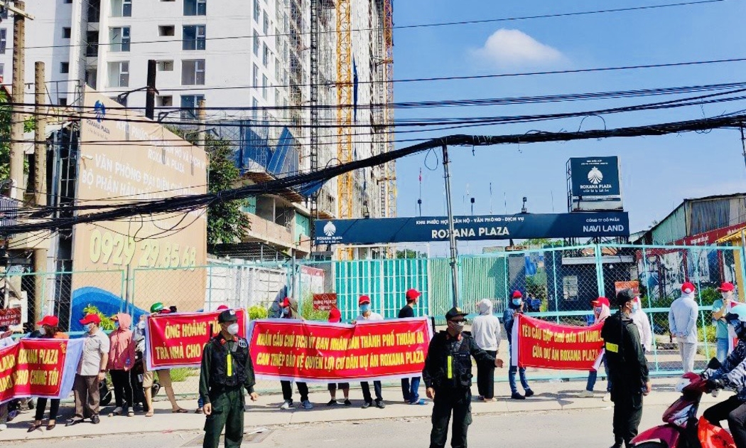 Người mua căng băng rôn đòi quyền lợi về việc mua bán căn hộ tại dự án Roxana Plaza.