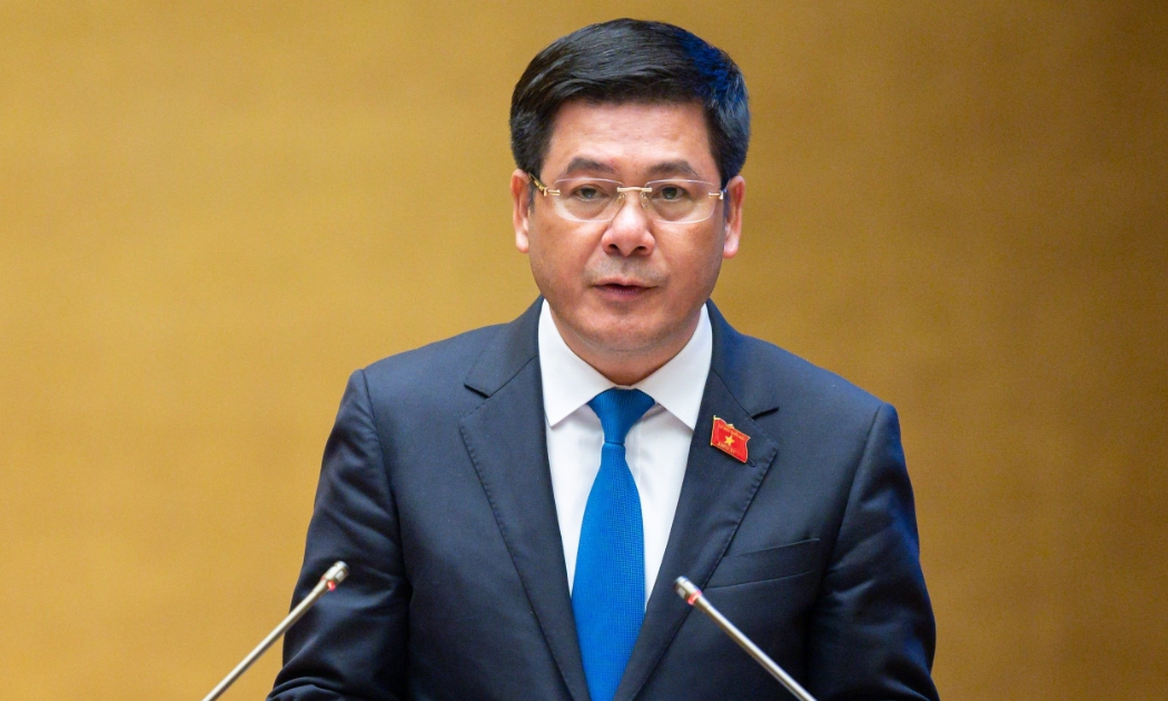 Bộ trưởng Bộ Công Thương Nguyễn Hồng Diên trình bày Tờ trình về Dự án Luật Bảo vệ quyền lợi người tiêu dùng (sửa đổi). Ảnh - Quochoi.vn.