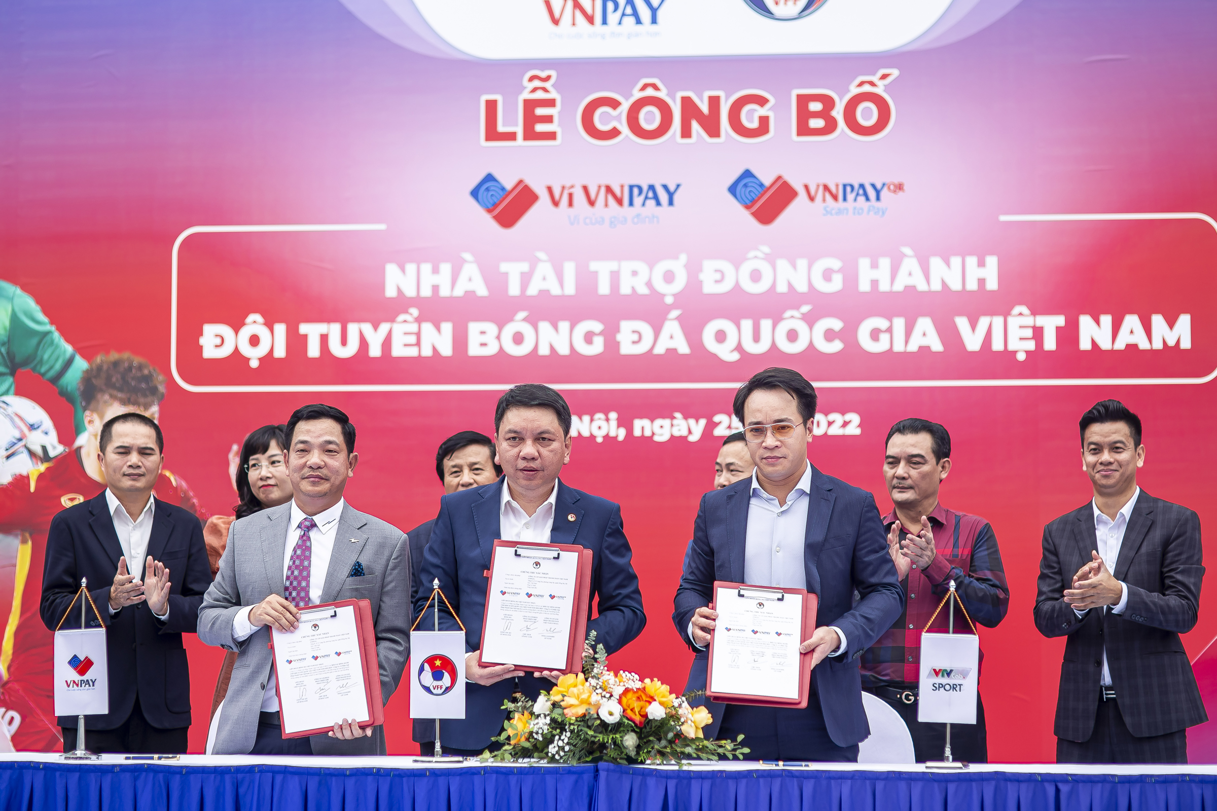 Ông Lê Tánh - Phó Chủ tịch HĐQT kiêm Tổng Giám đốc VNPAY, ông Lê Hoài Anh - Tổng thư ký Liên đoàn Bóng đá Việt Nam, ông Lê Đắc Lâm - Chủ tịch VTVcab sport tại lễ ký kết hợp tác.