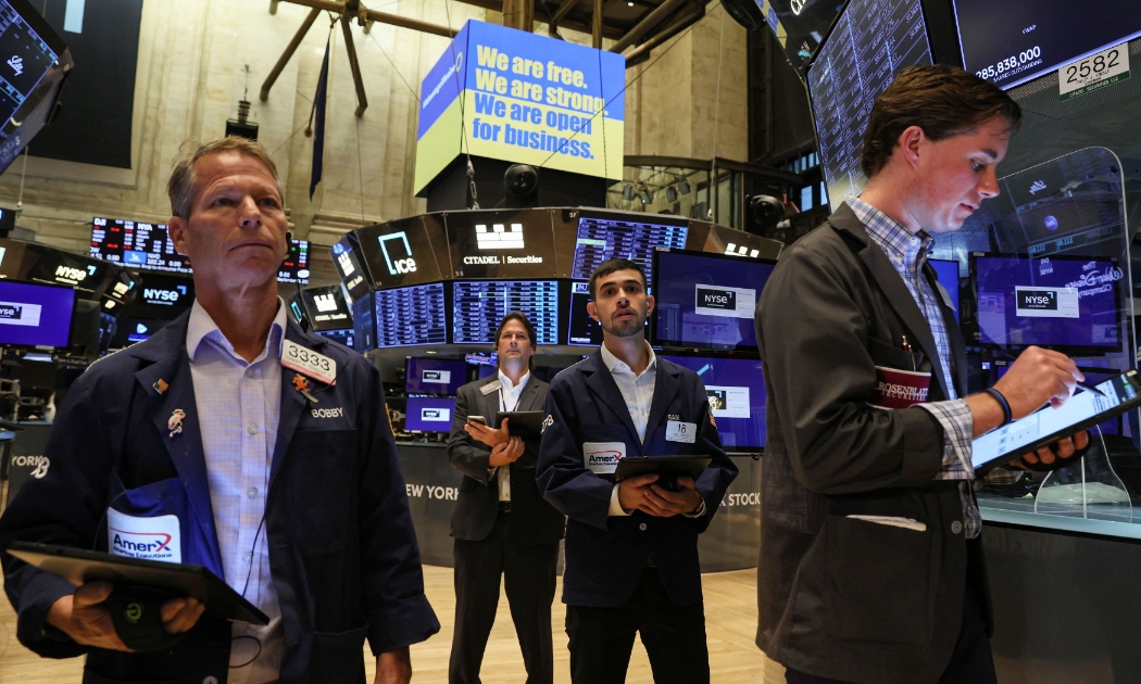 Các nhà giao dịch cổ phiếu trên sàn NYSE ở New York, Mỹ - Ảnh: CNBC.