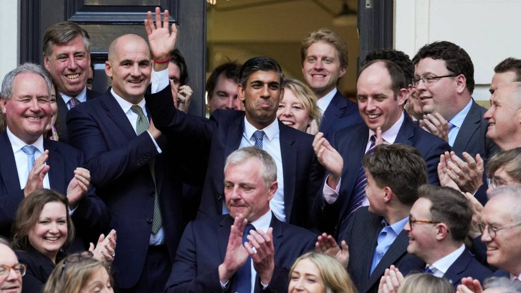 T&acirc;n Thủ tướng Anh&nbsp;cam kết &ldquo;sửa chữa những sai lầm&rdquo; của người tiền nhiệm Liz Truss v&agrave; giải quyết &ldquo;cuộc khủng hoảng kinh tế s&acirc;u sắc&rdquo; của nước Anh - Ảnh: BBC