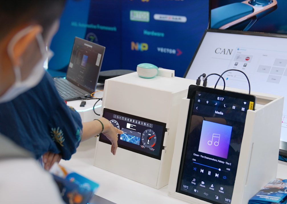 Người tham dự triển l&atilde;m trải nghiệm hệ thống IVI do FPT Software ph&aacute;t triển, th&aacute;ng 07/2022