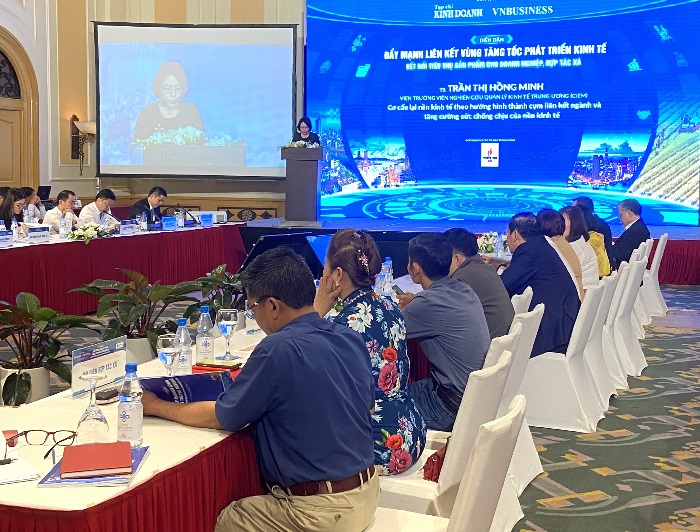 Các  chuyên gia chia sẻ tại diễn đàn.
