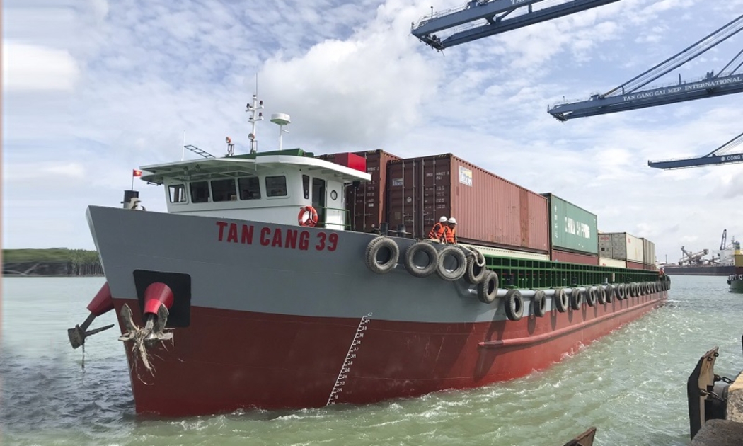 Lượng hàng hóa thông qua tuyến vận tải thủy Việt Nam - Campuchia ngày càng tăng, riêng hàng container thông qua tuyến tăng trung bình 20%/năm.