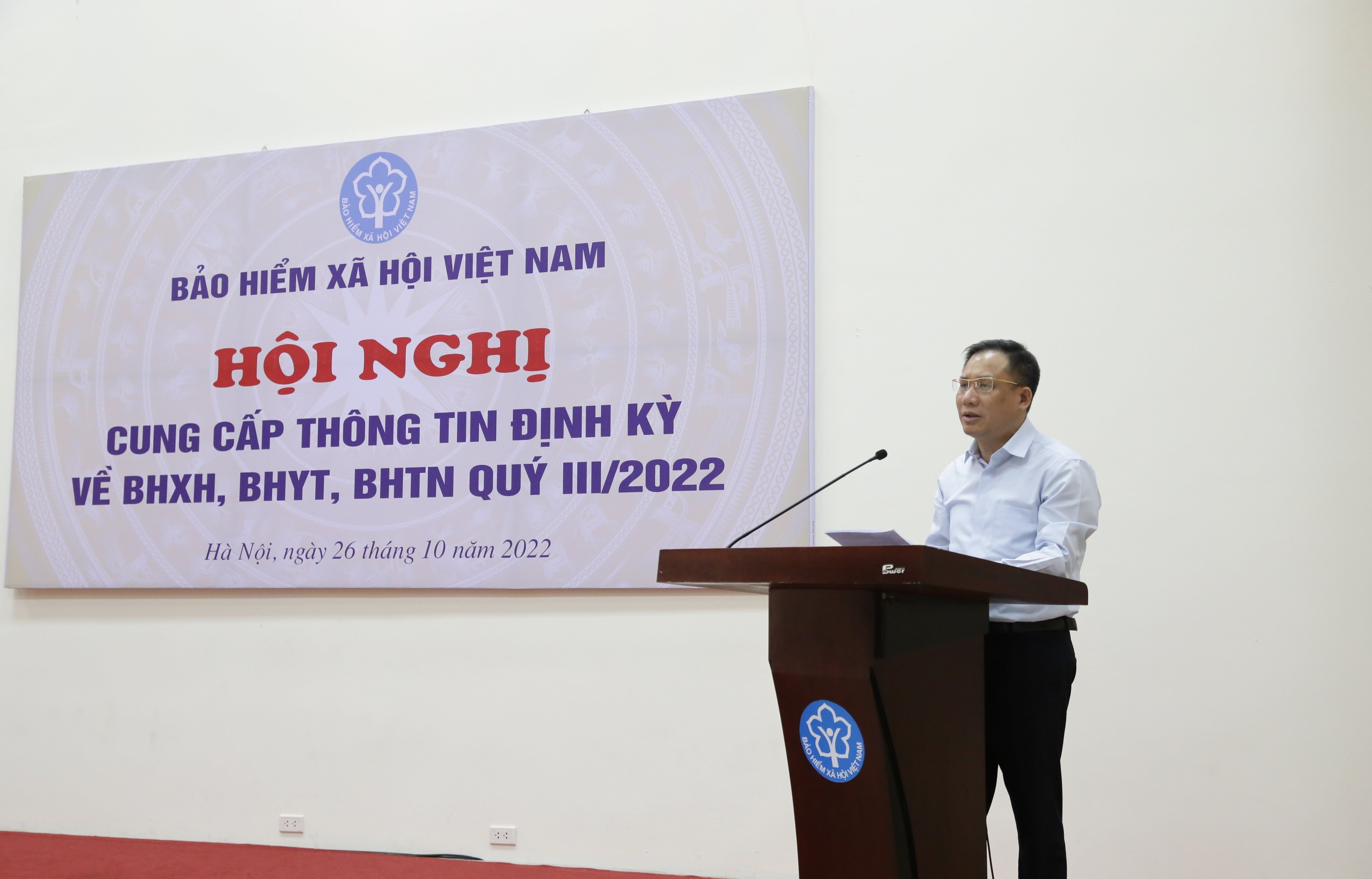 Phó Tổng Giám đốc Bảo hiểm xã hội Việt Nam Lê Hùng Sơn phát biểu tại hội nghị. 