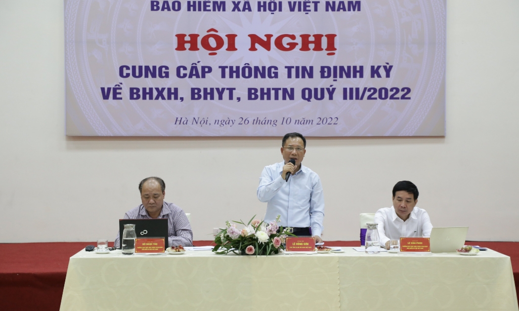 Phó Tổng giám đốc Bảo hiểm xã hội Việt Nam Lê Hùng Sơn (giữa) thông tin về việc rút bảo hiểm xã hội một lần. 