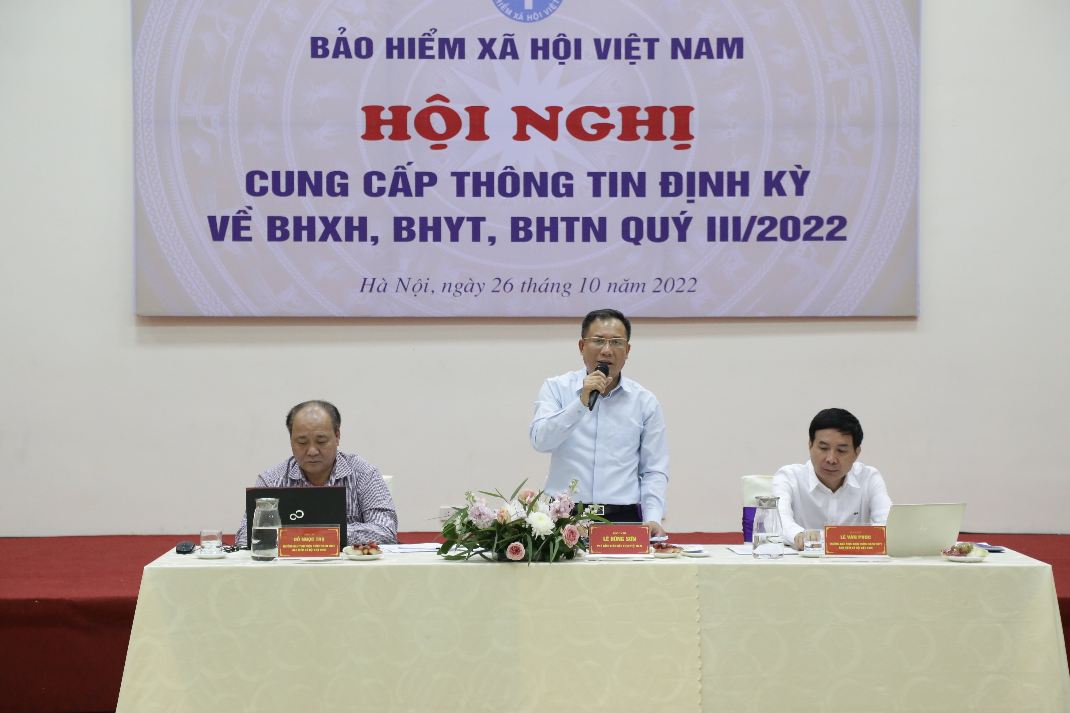 Phó Tổng giám đốc Bảo hiểm xã hội Việt Nam Lê Hùng Sơn (giữa) thông tin về việc rút bảo hiểm xã hội một lần. 
