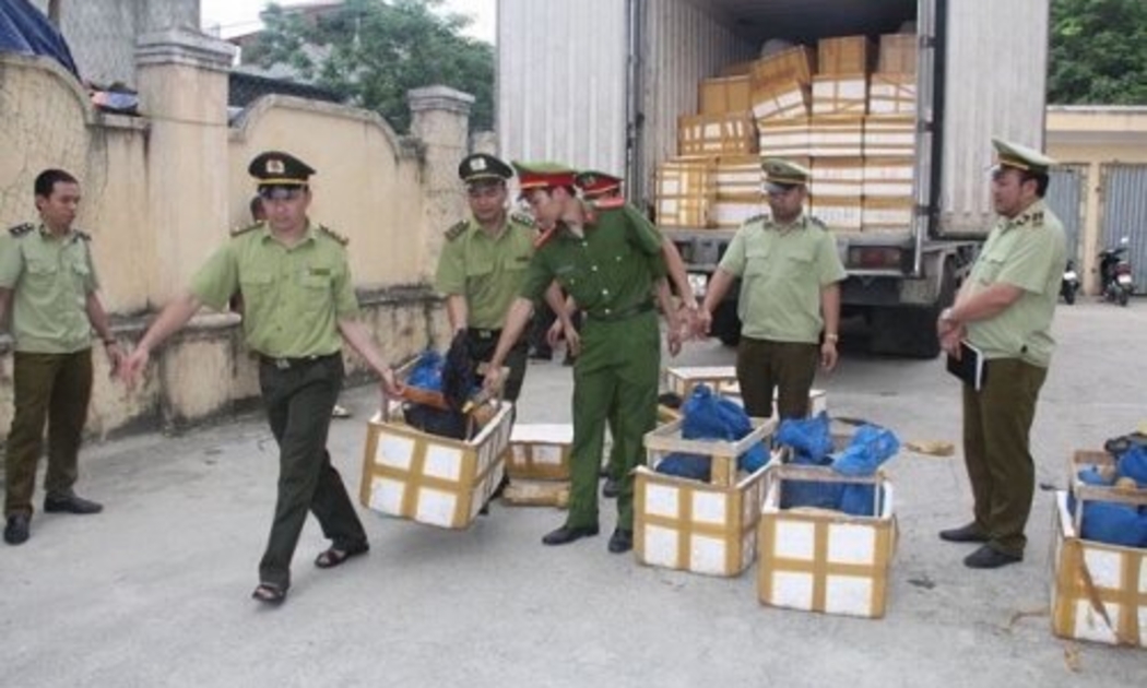 Các lực lượng chức năng Thanh Hóa kiểm tra hàng hóa có dấu hiệu gian lận thương mại