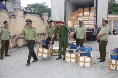 Các lực lượng chức năng Thanh Hóa kiểm tra hàng hóa có dấu hiệu gian lận thương mại