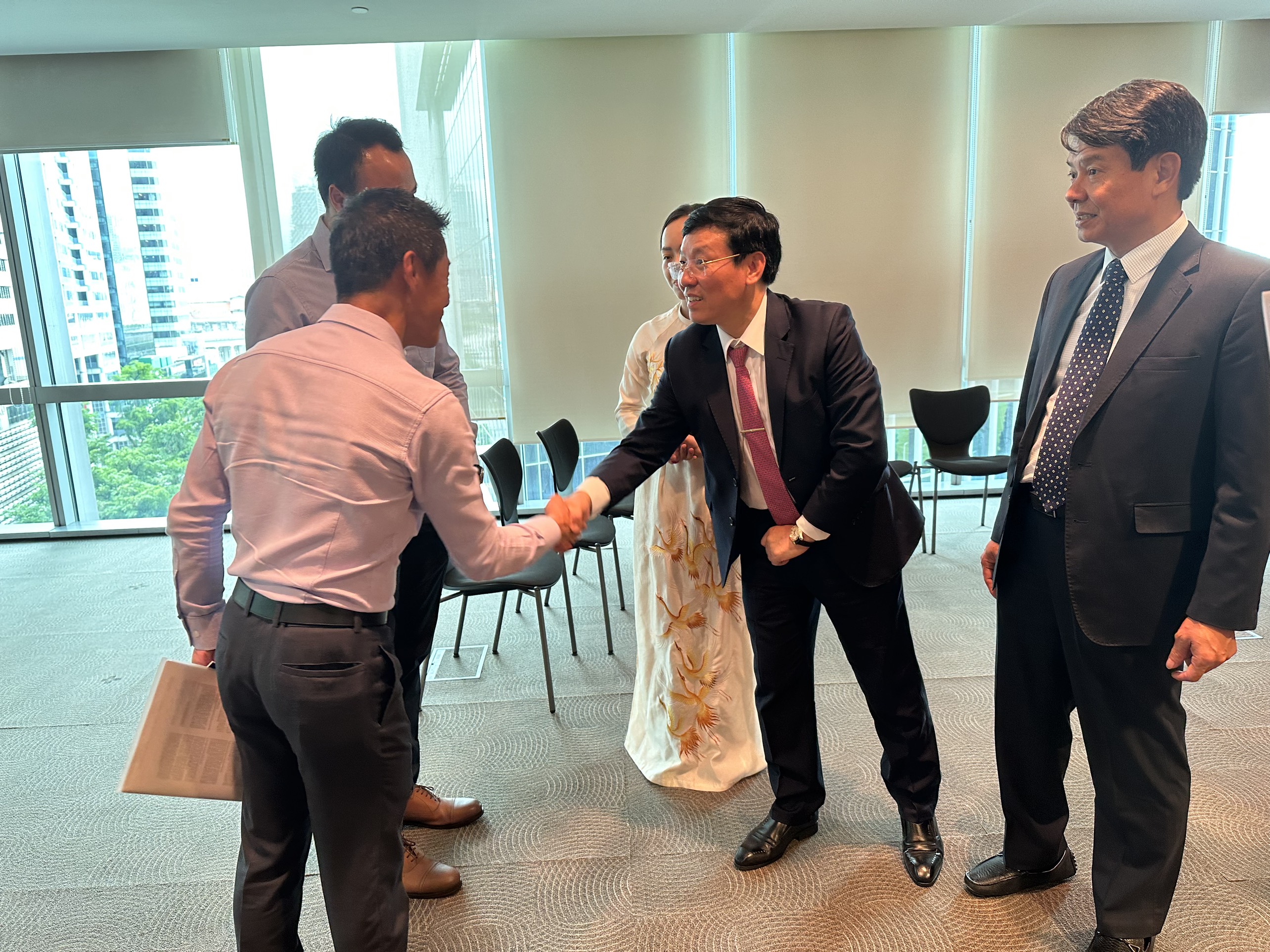 Chủ tịch UBND tỉnh Vĩnh Phúc Lê Duy Thành trao đổi với các doanh nghiệp Singapore bên lề Hội nghị xúc tiến đầu tư.