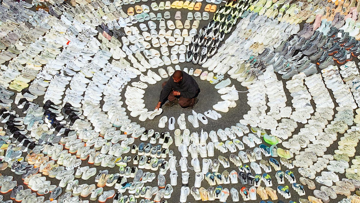 Bức ảnh th&ocirc;ng b&aacute;o Kanye West ch&iacute;nh thức lọt v&agrave;o danh s&aacute;ch tỷ ph&uacute; của&nbsp;Forbes hồi năm 2020.