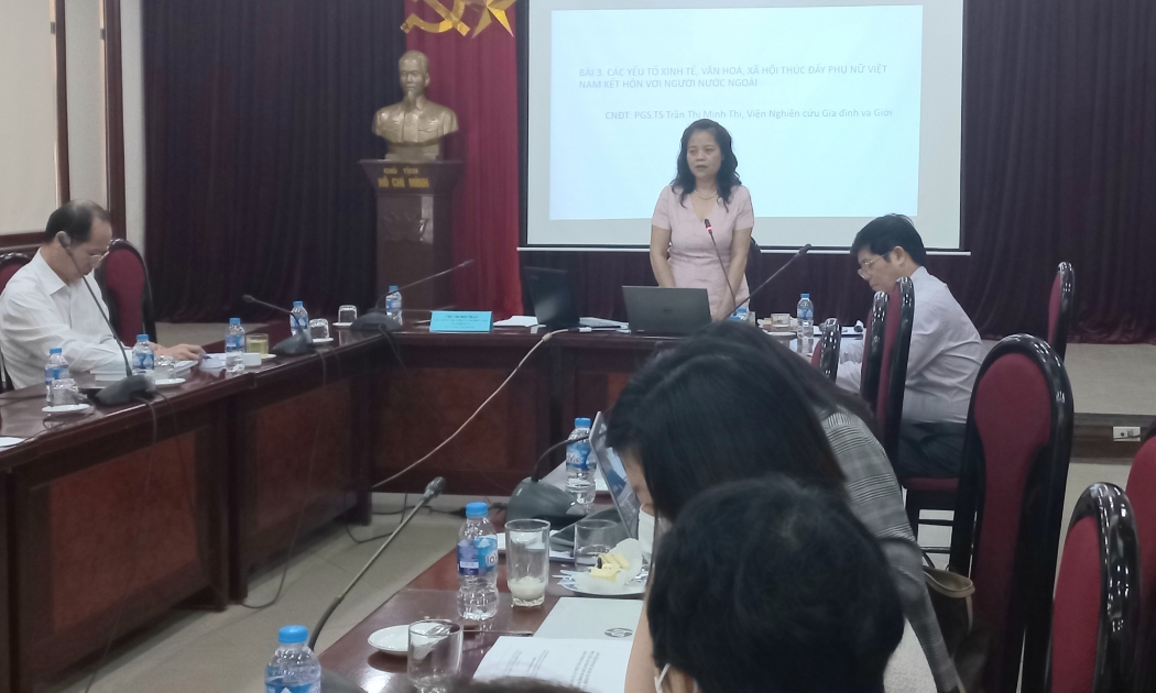 PGS. TS Trần Thị Minh Thi, Viện trưởng Viện Nghiên cứu Gia đình và giới thông tin tại hội thảo. Ảnh - N.Dương.