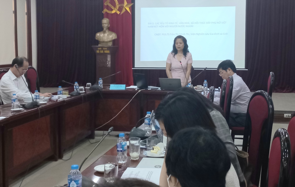 PGS. TS Trần Thị Minh Thi, Viện trưởng Viện Nghiên cứu Gia đình và giới thông tin tại hội thảo. Ảnh - N.Dương. 