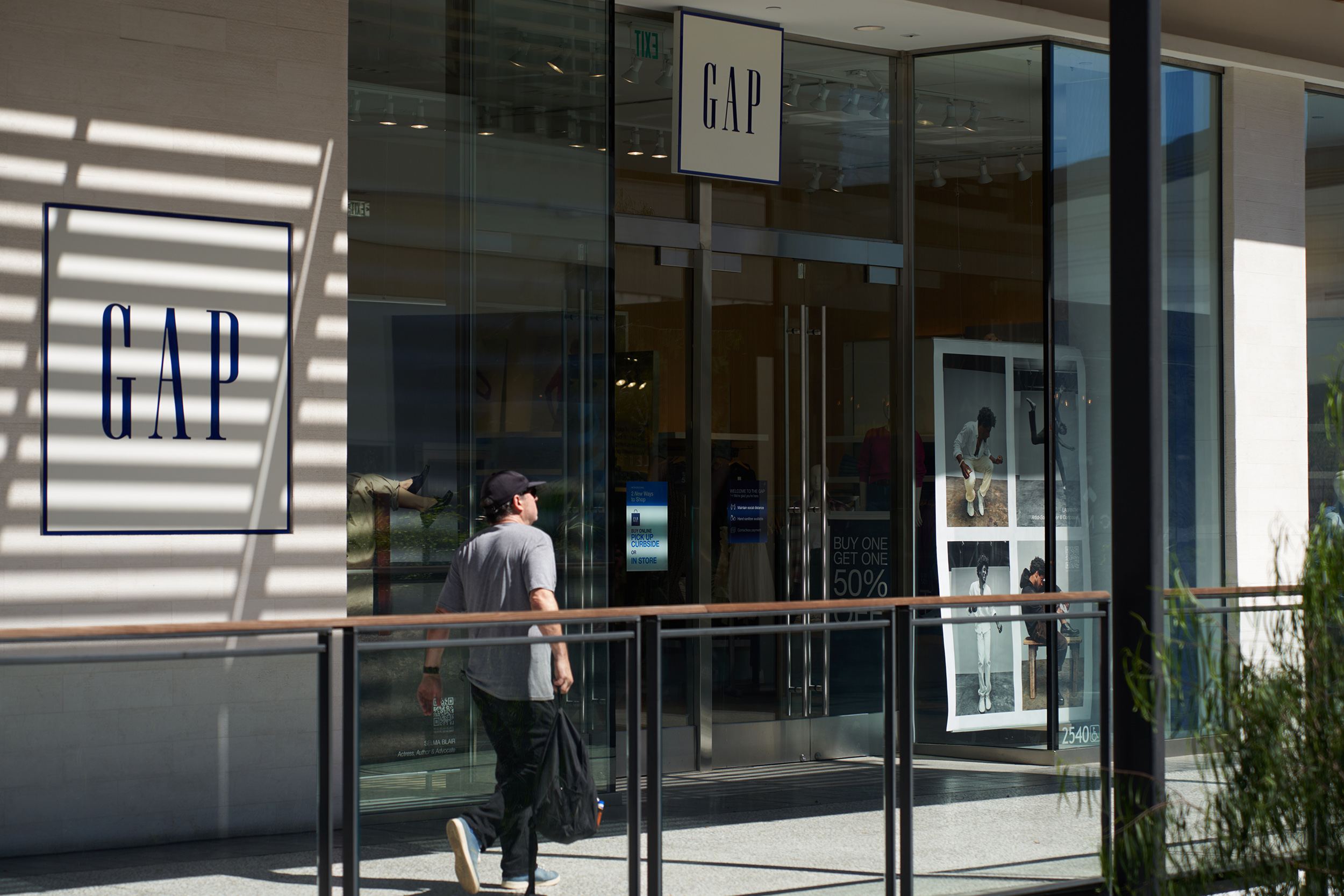 Gap th&ocirc;ng b&aacute;o họ đang loại bỏ d&ograve;ng sản phẩm hợp t&aacute;c với nam rapper khỏi c&aacute;c cửa h&agrave;ng của m&igrave;nh.