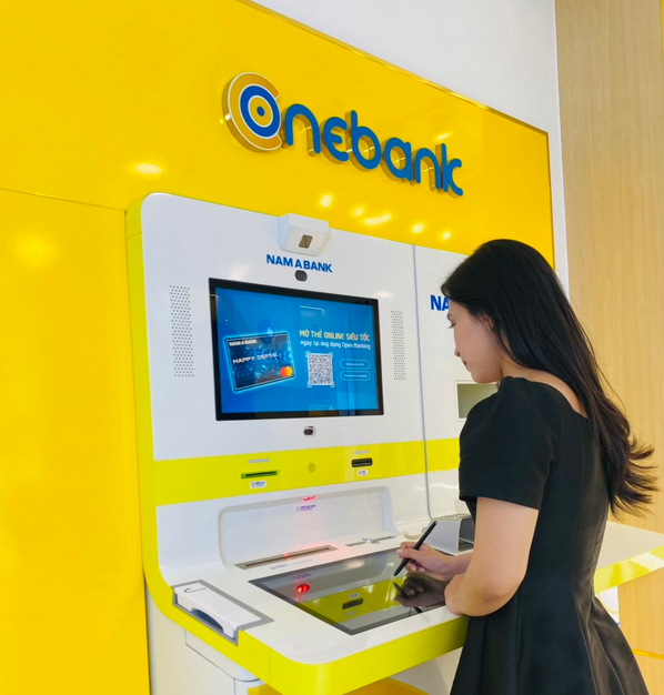 Kh&aacute;ch h&agrave;ng trải nghiệm tại ONEBANK.