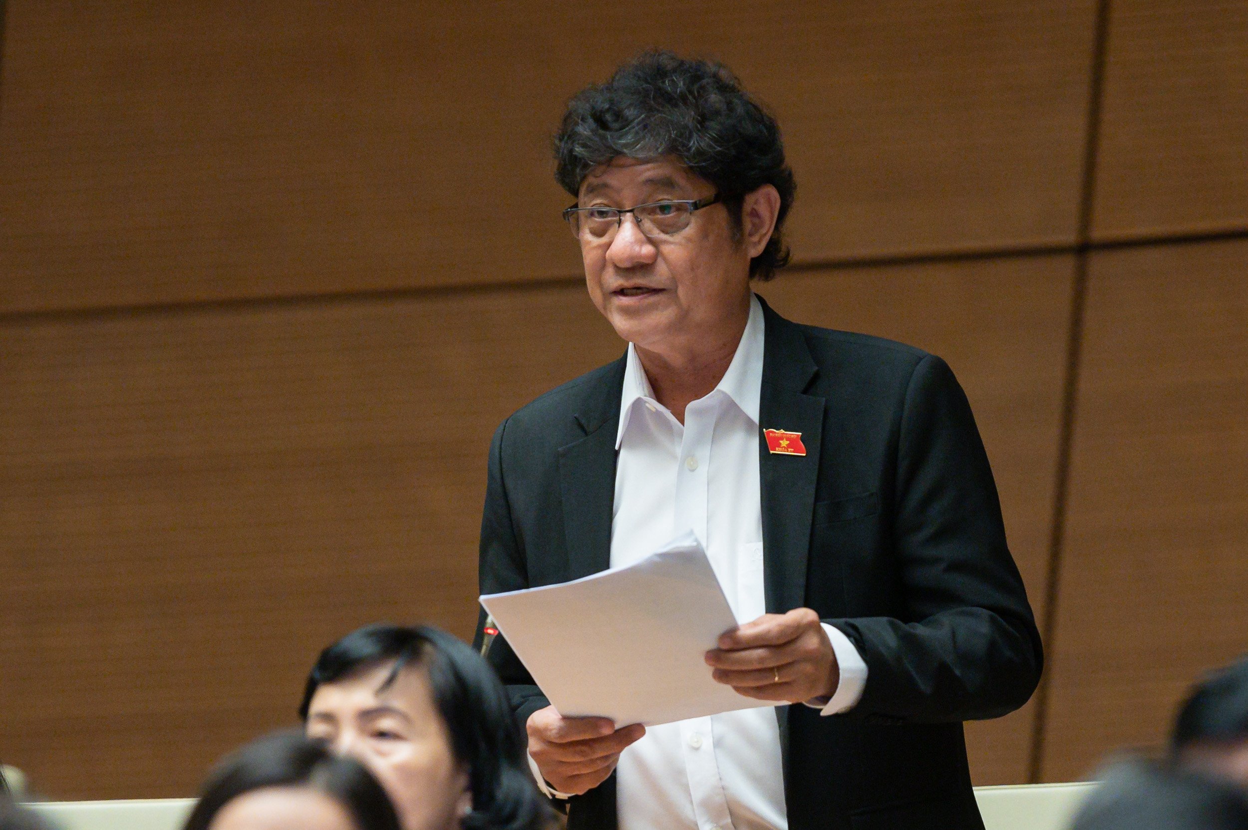 Đại biểu Nguyễn Huy Thái, Đoàn Đại biểu Quốc hội tỉnh Bạc Liêu kiến nghị tăng lương cơ sở sớm hơn 6 tháng. Ảnh - Quochoi.vn. 