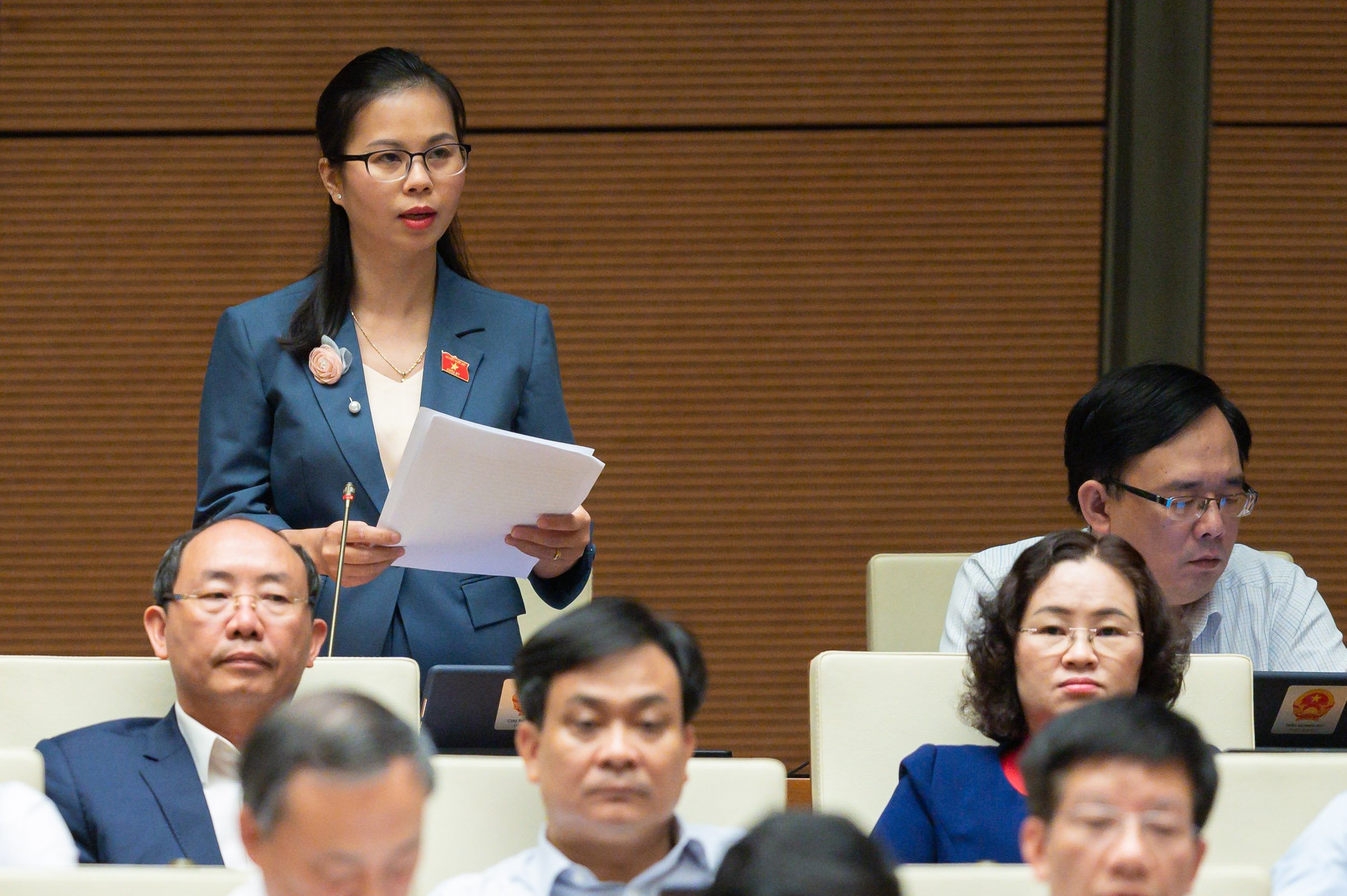 Đại biểu Chu Thị Hồng Thái  đề nghị tăng cường kiểm soát lạm phát, tránh tình trạng giá xăng dầu tăng kéo theo các mặt hàng khác tăng theo.