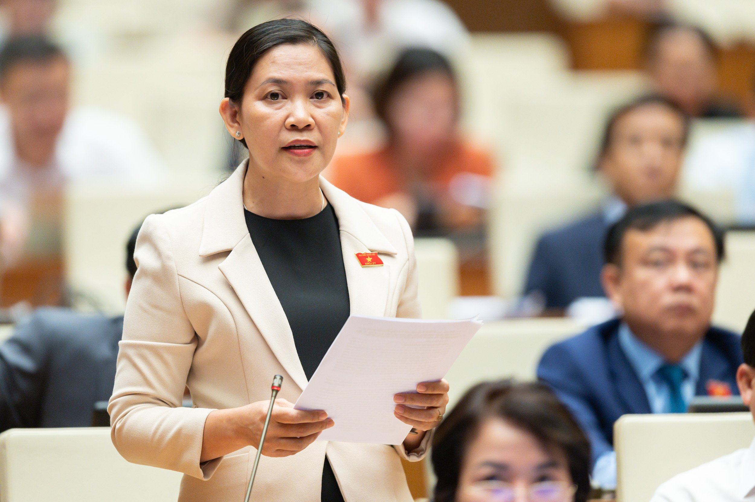 Đại biểu Huỳnh Thị Ánh Sương cho rằng cần cấp bách quản lý mặt hàng xăng dầu khi tình trạng khan hiếm xăng dầu diễn ra thời gian qua. Ảnh: Quochoi.vn.