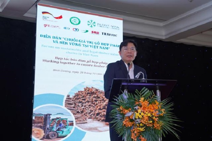 GS. Phạm Văn Điển ph&aacute;t biểu tại Diễn đ&agrave;n.