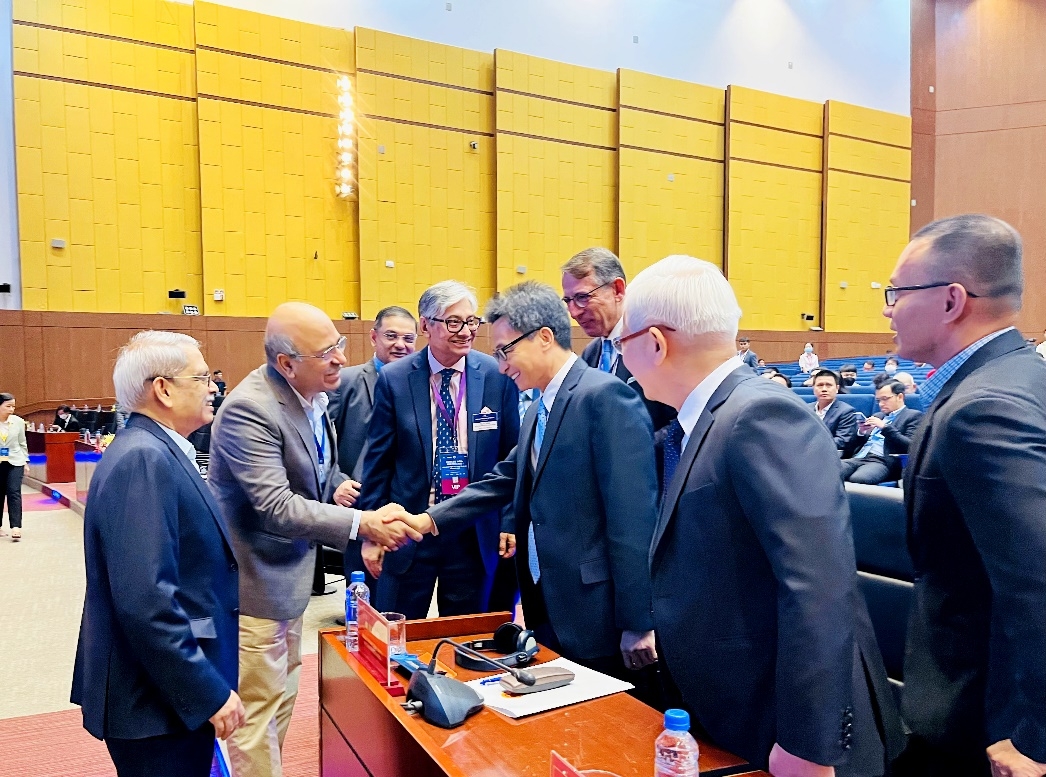 Dr. Anuj Kacker (vest x&aacute;m) b&aacute;o c&aacute;o Ph&oacute; Thủ tướng Vũ Đức Đam tại Hội nghị HORASIS 2022 (B&igrave;nh Dương).