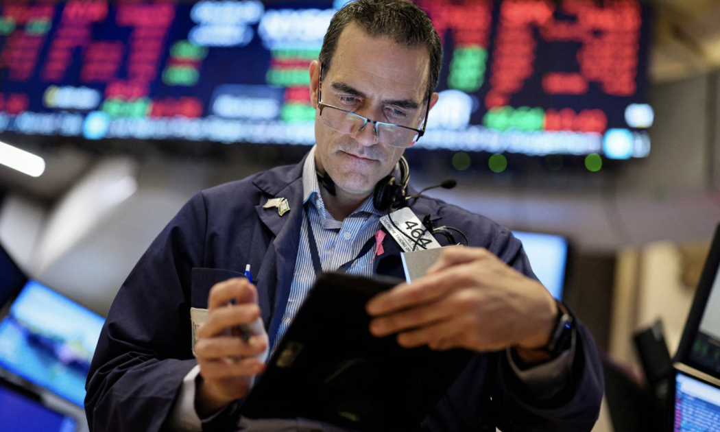 Một nhà giao dịch cổ phiếu trên sàn NYSE hôm 7/10/2022 - Ảnh: Reuters.