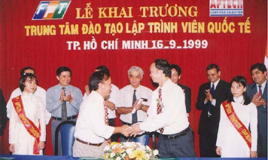 Ngày 16/9/1999 tại Tp.HCM và 17/9/1999 tại Hà Nội, hai trung tâm Aptech chính thức khai giảng khóa học đầu tiên.
