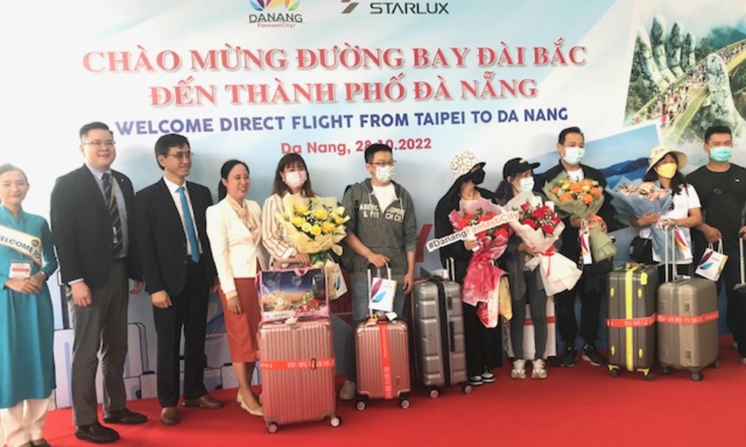 Lãnh đạo ngành Du lịch Đà Nẵng chào đón hành khách trên chuyến bay JX701 khởi hành từ Đài Bắc hạ cánh tại sân bay Đà Nẵng lúc 09h25 ngày 28/10.