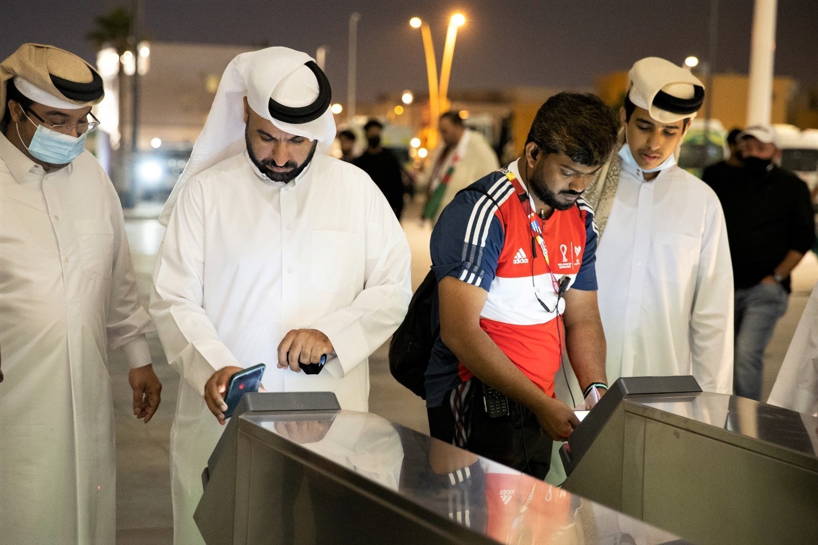 Du kh&aacute;ch c&oacute; thể&nbsp;kh&ocirc;ng cần in thẻ Hayya m&agrave; chỉ cần lưu tr&ecirc;n điện thoại v&agrave; xuất tr&igrave;nh khi thực hiện c&aacute;c thủ tục.