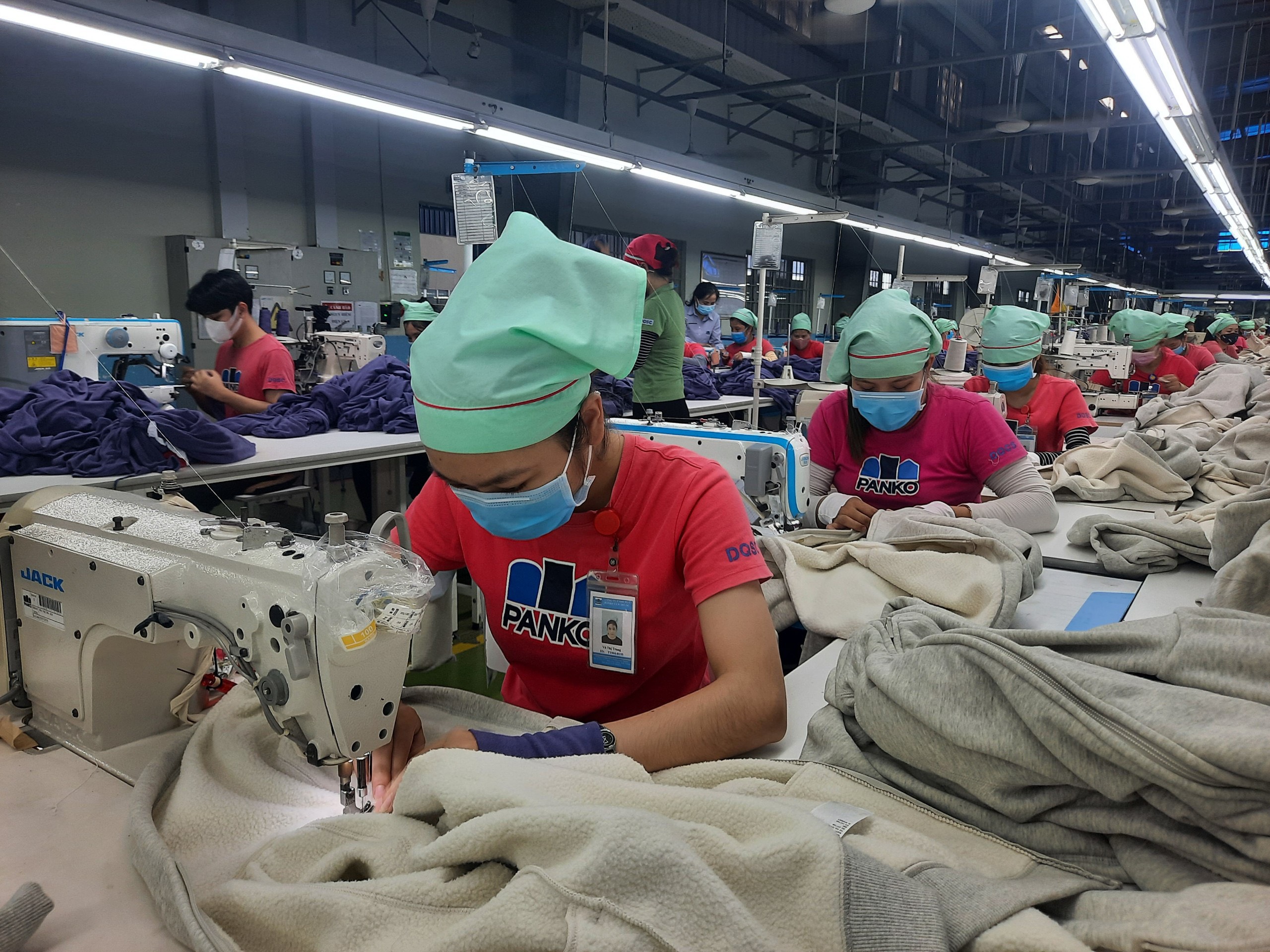 Người lao động tại các doanh nghiệp giải thể vẫn sẽ được đảm bảo quyền lợi về chính sách bảo hiểm. Ảnh minh họa. 