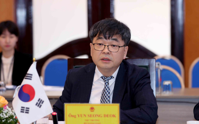 Thứ trưởng Bộ Ngoại giao H&agrave;n Quốc, &ocirc;ng Yun Eeong Deok đề nghị ph&iacute;a Việt Nam nhanh ch&oacute;ng giải quyết vướng mắc li&ecirc;n quan tới thủ tục đầu tư v&agrave; những vấn đề li&ecirc;n quan tới tr&aacute;nh đ&aacute;nh thuế 2 lần.