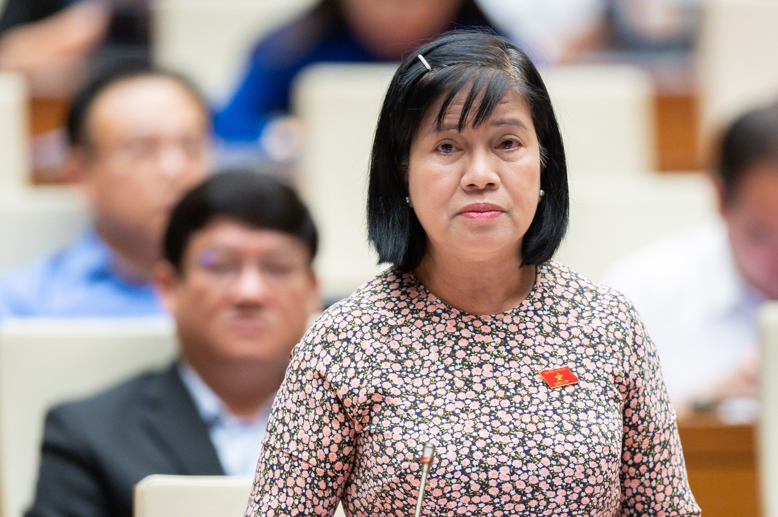 Đại biểu Nguyễn Thị Lệ Thủy, Đoàn Đại biểu Quốc hội tỉnh Bến Tre đưa ra dẫn chứng về các dự án đầu tư công chậm tiến độ, làm tăng vốn đầu tư, gây lãng phí.