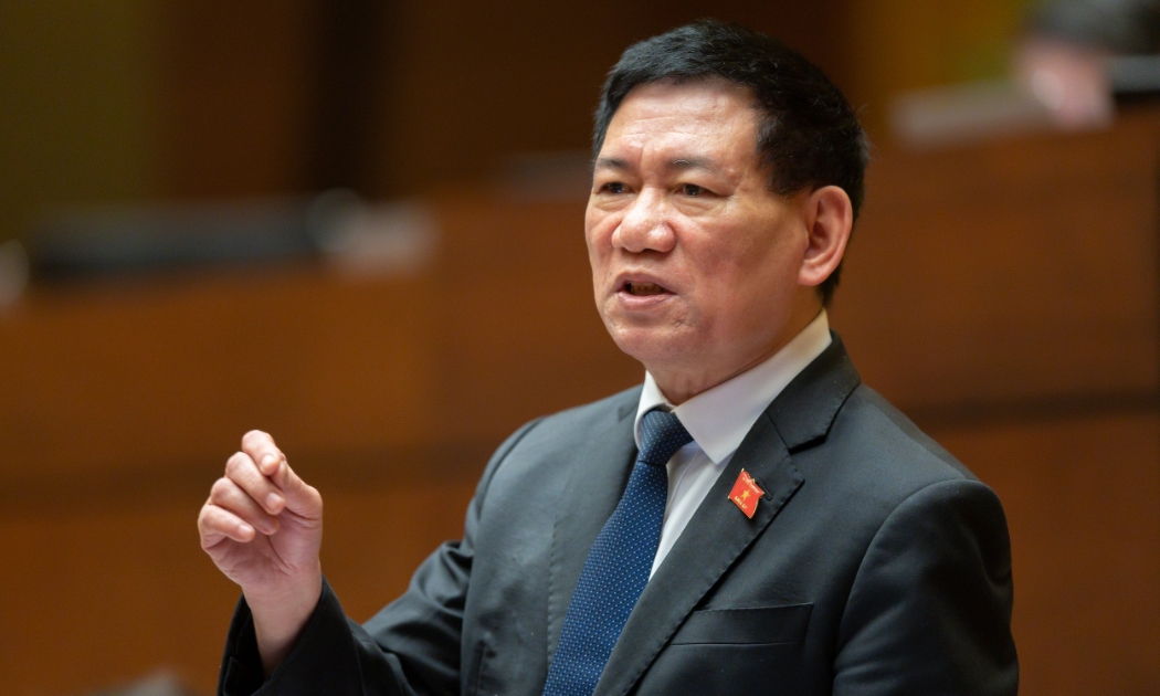 Bộ trưởng Hồ Đức Phớc chỉ rõ loạt vướng mắc trong quy định hiện hành tại Luật Đầu tư công, Luật Đất đai khiến dự án chậm tiến độ - Ảnh: Quochoi.vn.
