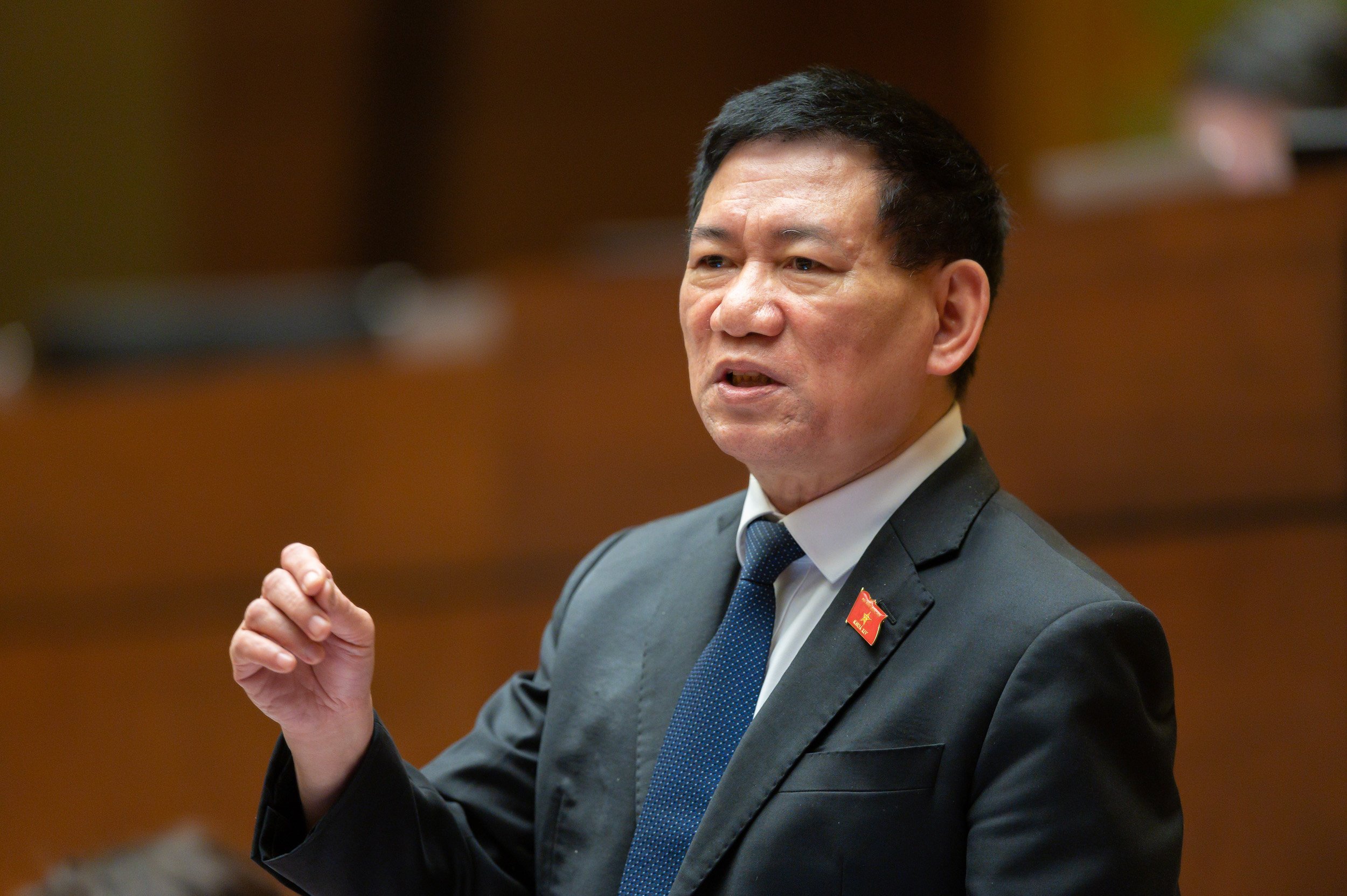 Bộ trưởng Hồ Đức Phớc chỉ rõ loạt vướng mắc trong quy định hiện hành tại Luật Đầu tư công, Luật Đất đai khiến dự án chậm tiến độ - Ảnh: Quochoi.vn.