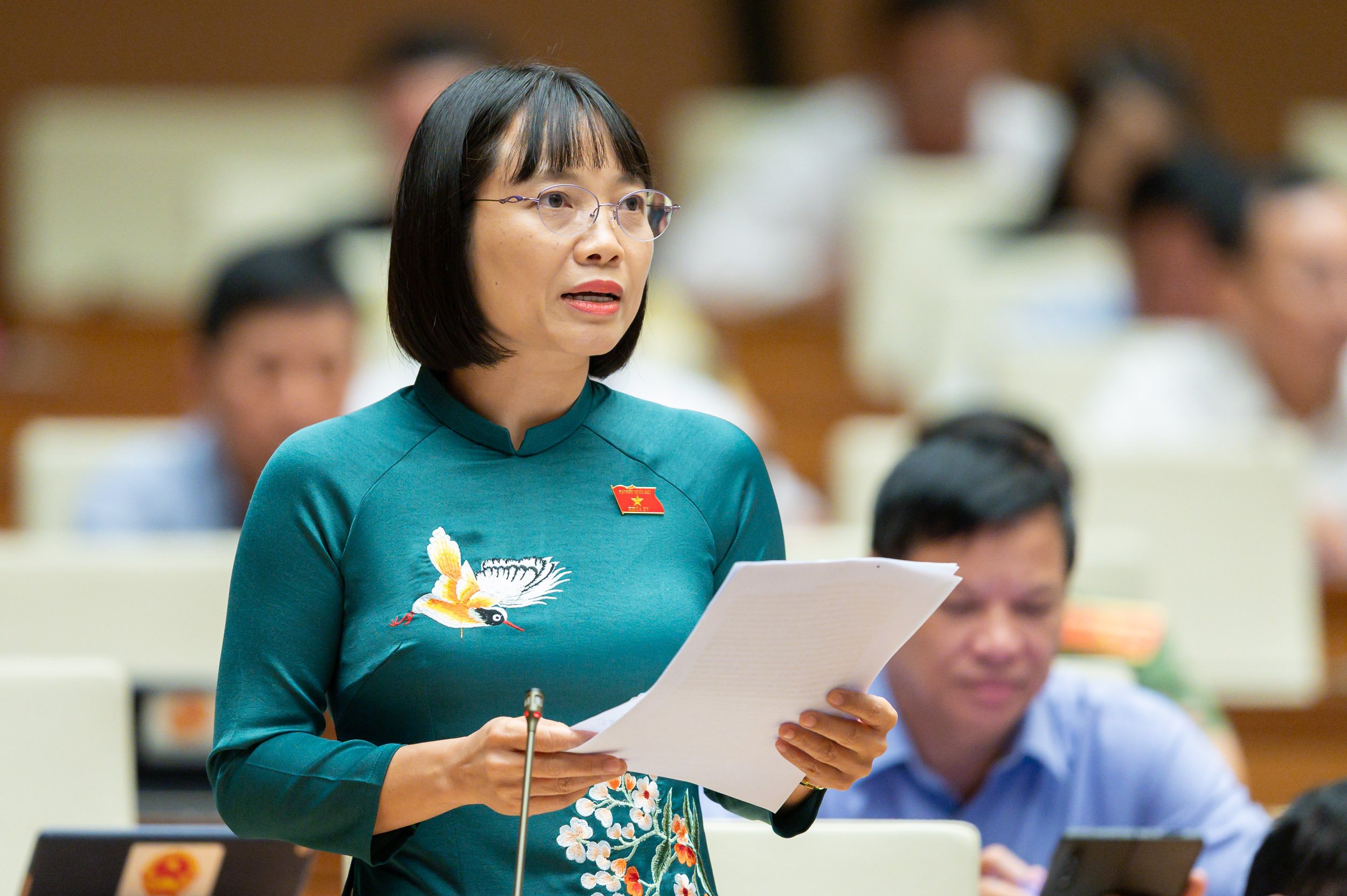 Đại biểu Nguyễn Thị Việt Nga phát biểu tại phiên thảo luận ngày 31-10-2022 - Ảnh: Quochoi.vn