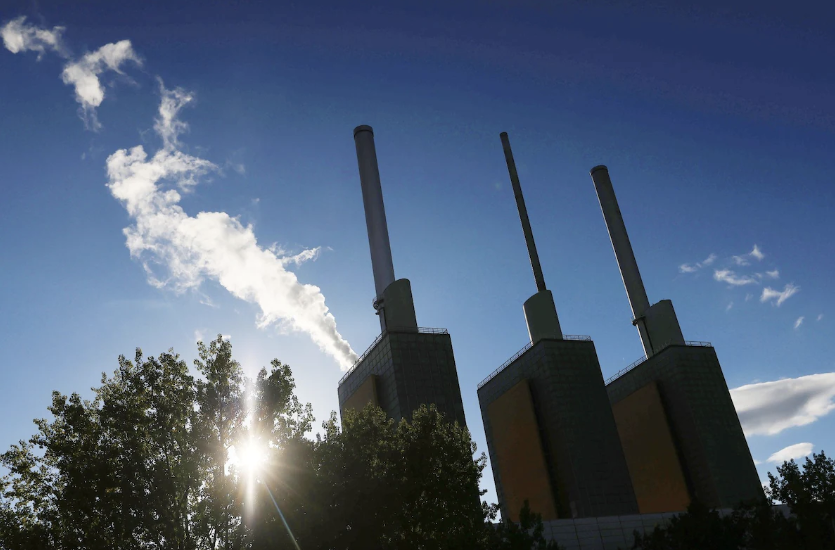 Nhà máy cung cấp điện và nhiệt sưởi Linden ở Hanover, Đức - Ảnh: Bloomberg.