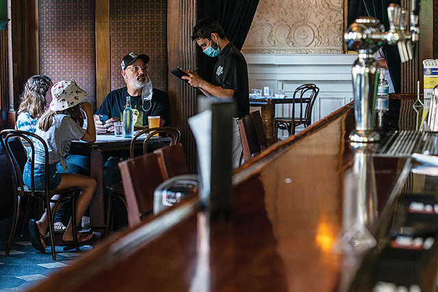 Đi ăn nh&agrave; h&agrave;ng, tổ chức tiệc kỷ niệm, đi du lịch xa xỉ, sắm sửa đồ d&ugrave;ng&hellip; l&agrave; những hạng mục bị 