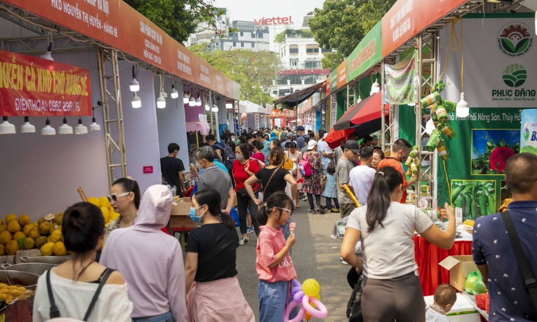 Hàng Việt thu hút khách tham quan, mua sắm tại phố đi bộ Hồ Hoàn Kiếm.