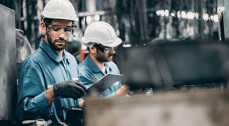 Kỹ sư thiết kế với nhiệm vụ giảm chi phí tổng thể trong doanh nghiệp sản xuất.