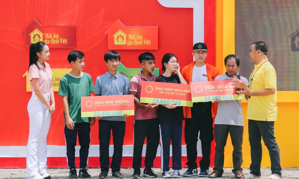 Gia đình bé Kim Ngân (thành phố Thủ Đức,Tp.HCM) không kìm được cảm xúc khi nhận được 80 triệu tiền thưởng tại “Mái ấm gia đình Việt”.