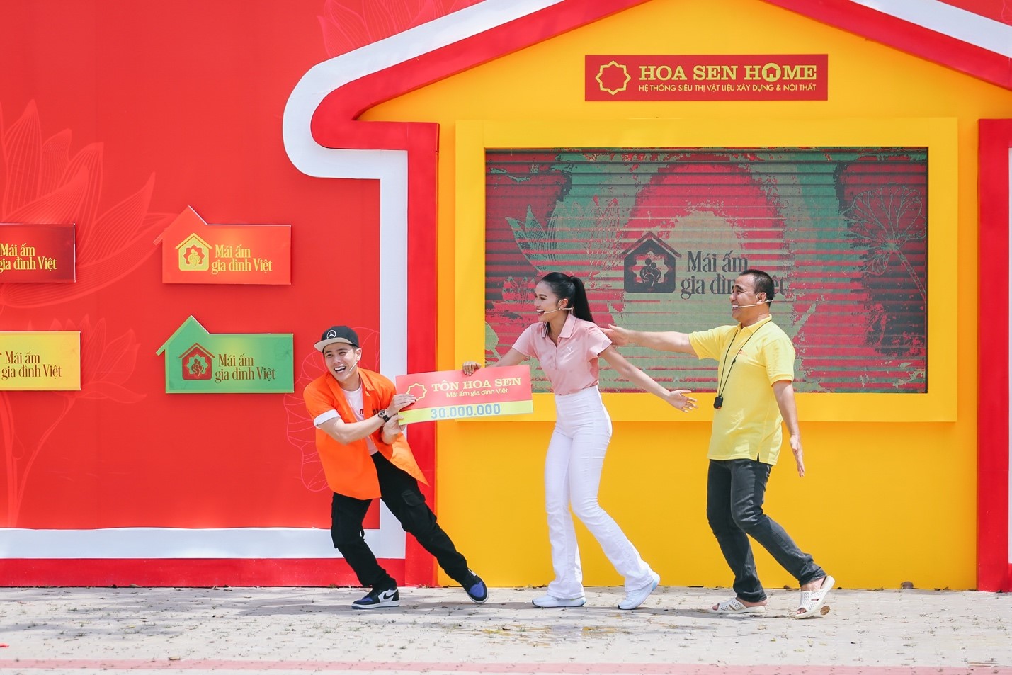 Hoa hậu Ngọc Châu và diễn viên Anh Huy giúp gia đình 3 nhân vật mang về tổng giá trị tiền thưởng 115 triệu đồng trong Tập 4.