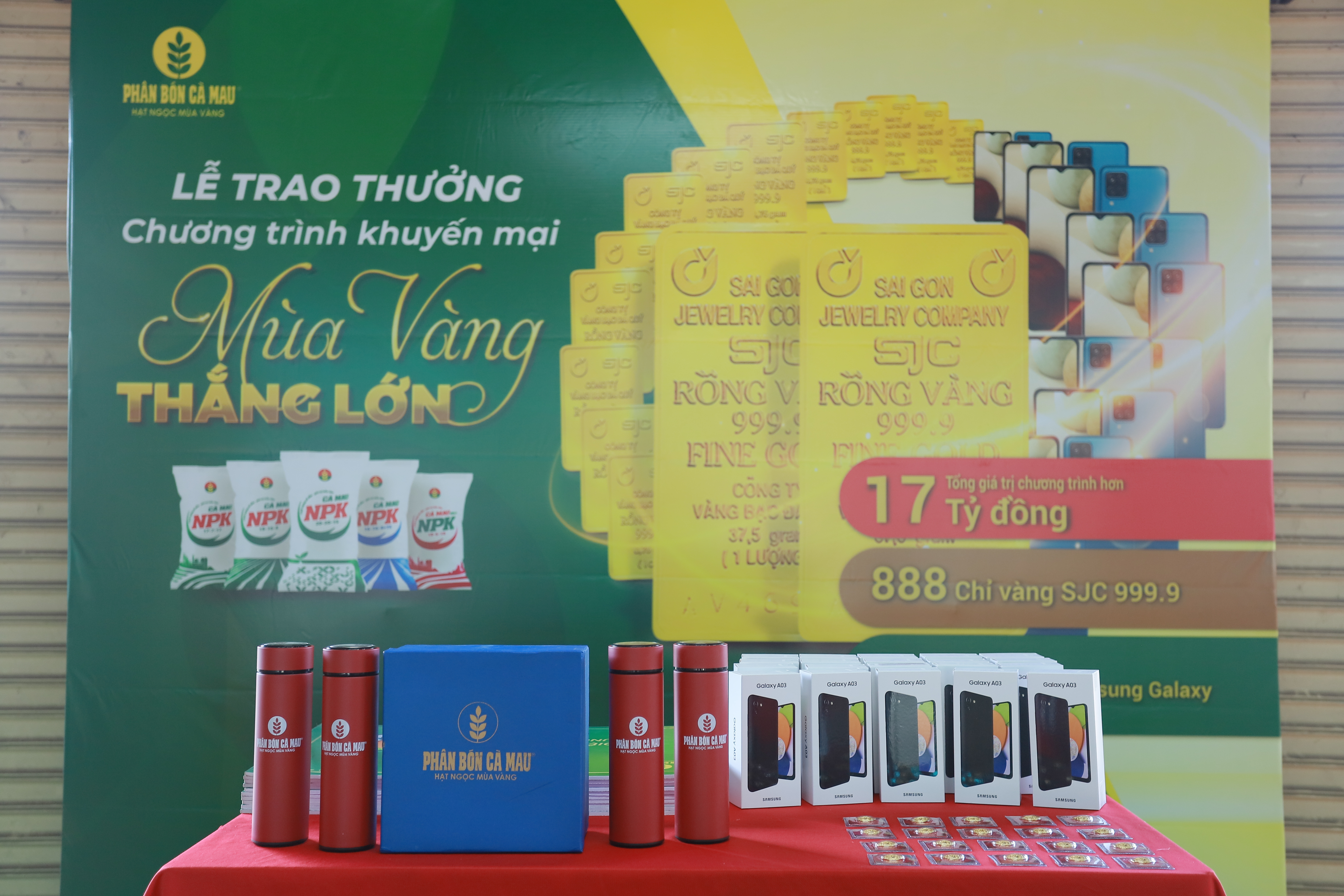 Niềm phấn khởi vào vụ Đông Xuân của bà con nhân bội vì cơ hội gặt mùa vàng lẫn rinh quà tặng giá trị cao.