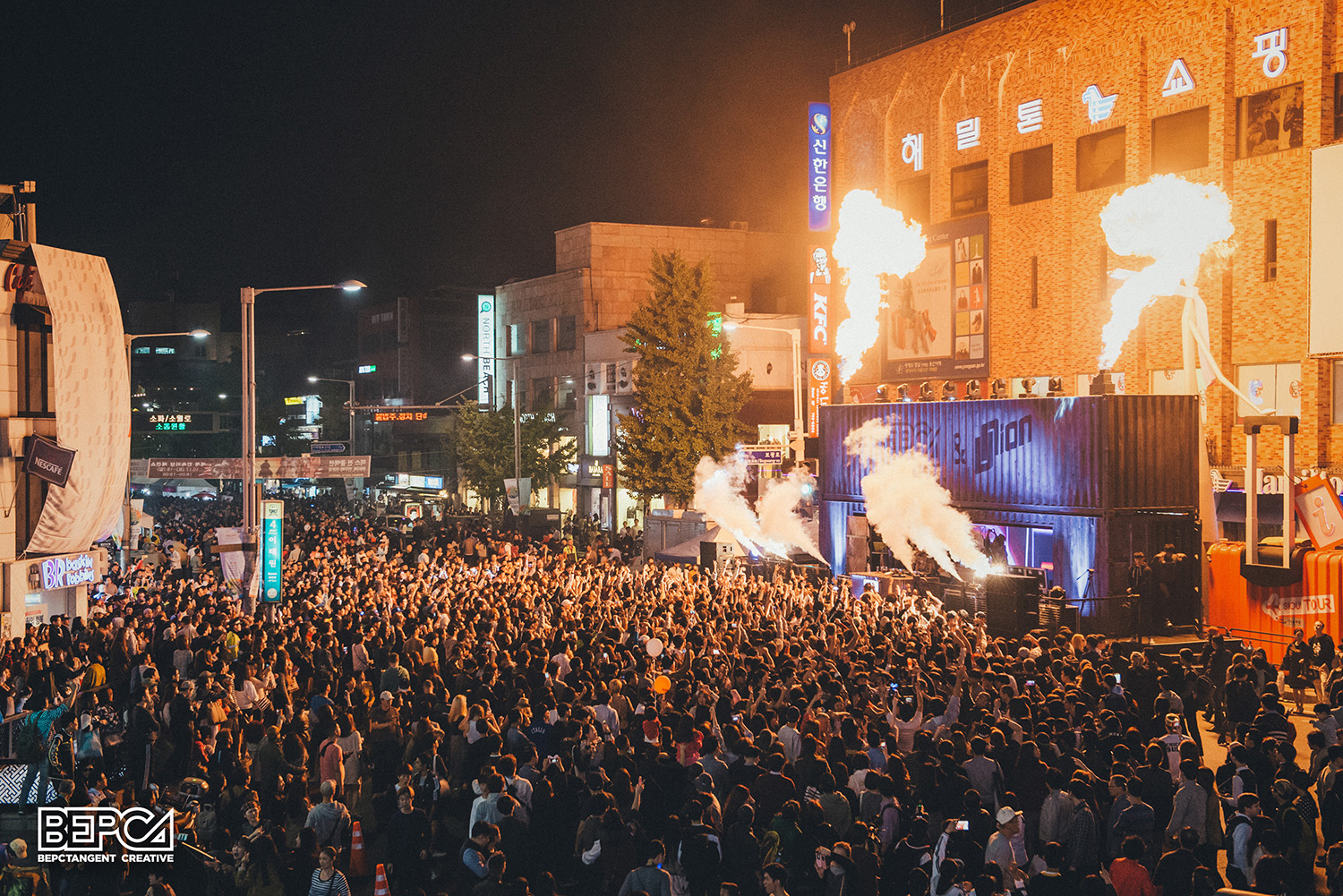 Mang lại nhiều doanh thu cho g&agrave;nh du lịch, nhưng Itaewon cũng từng chịu nhiều tai tiếng li&ecirc;n quan đến l&acirc;y lan dịch bệnh v&agrave; mất an ninh.
