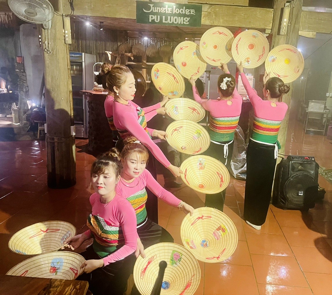 M&uacute;a n&oacute;n của c&aacute; thiếu nữ Th&aacute;i tại P&ugrave; Lu&ocirc;ng